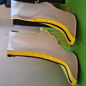 Prettylittlethin,size 8 neon yellow and clear